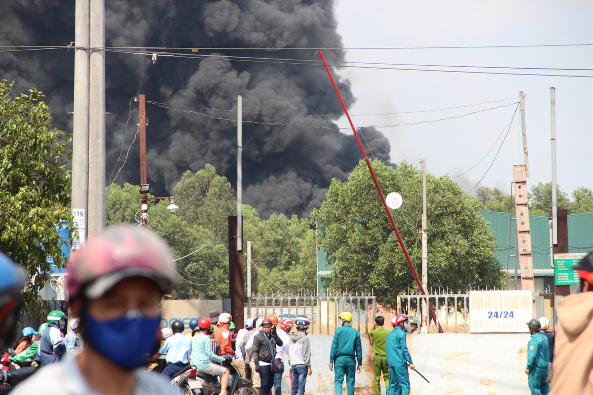 Công an phong tỏa đường ưu tiên xe chữa cháy vào. Ảnh: Đình Trọng