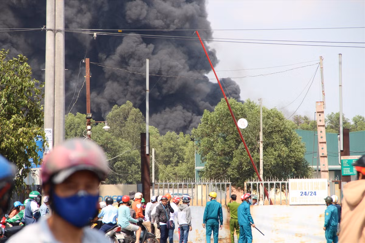Công an phong tỏa đường ưu tiên xe chữa cháy vào. Ảnh: Đình Trọng