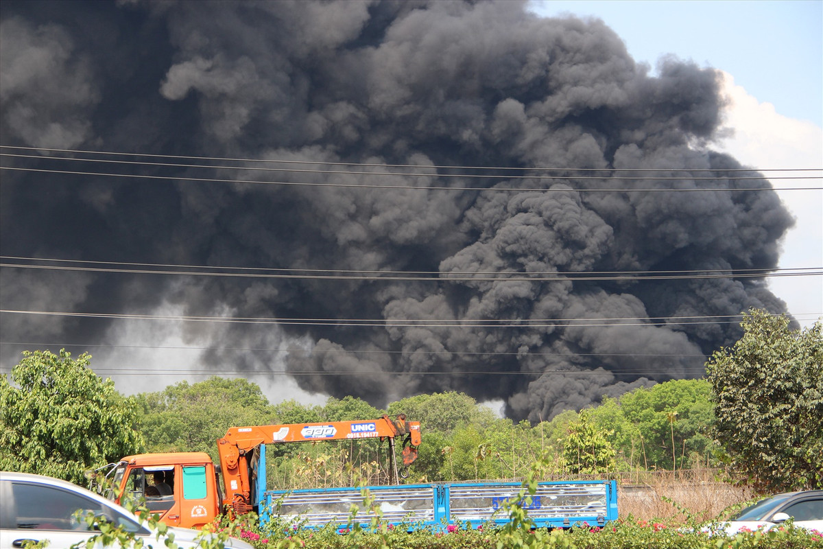 Cột khói đen bốc cao, đứng xa 10km vẫn nhìn thấy. Ảnh: Đình Trọng
