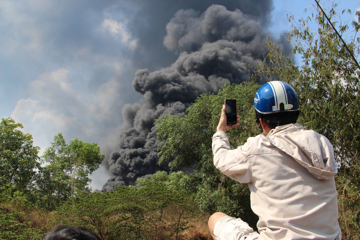 Người dân phát video trực tiếp lên mạng. Ảnh: Đình Trọng