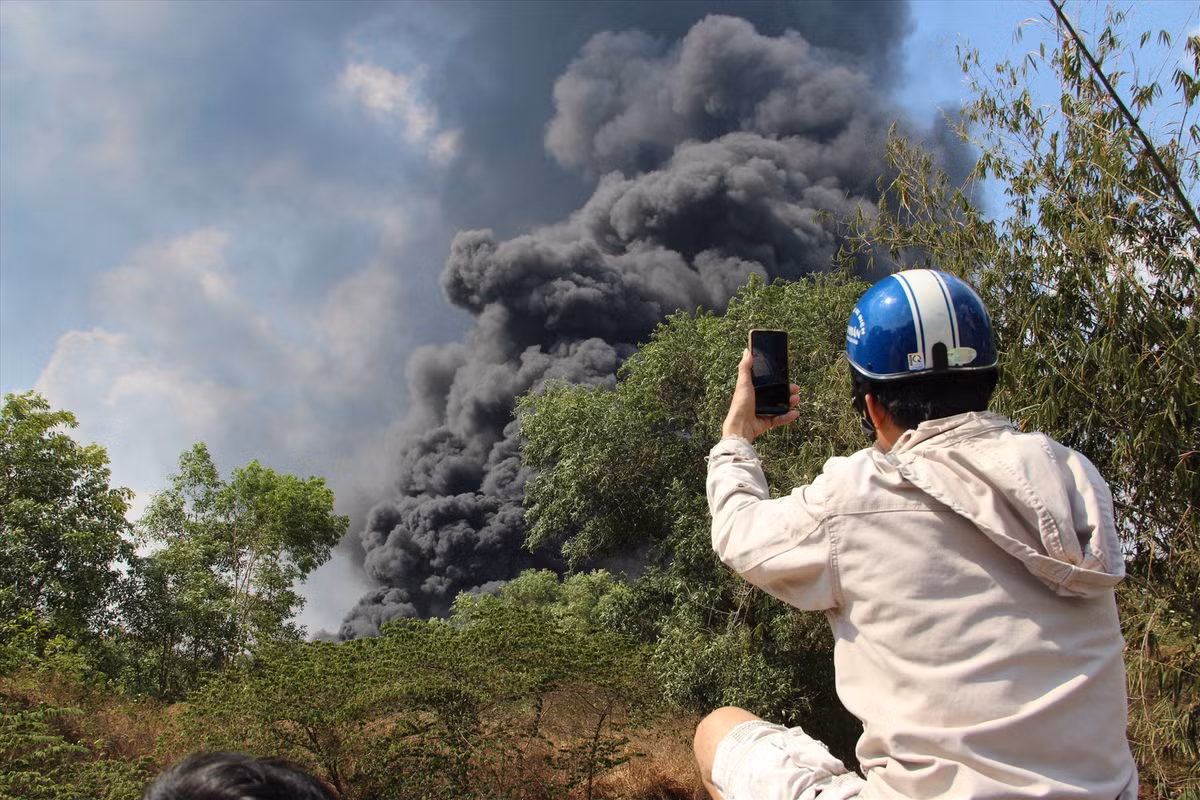 Người dân phát video trực tiếp lên mạng. Ảnh: Đình Trọng