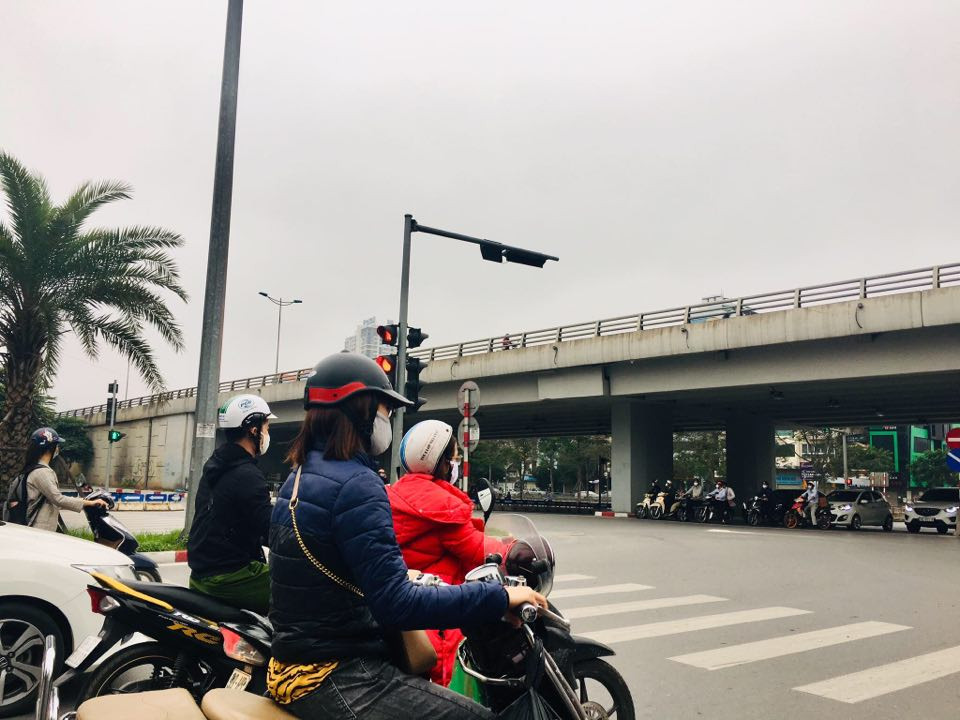 Do thời tiết se lạnh nên nhiều người phải mặc thêm áo rét khi ra đường.