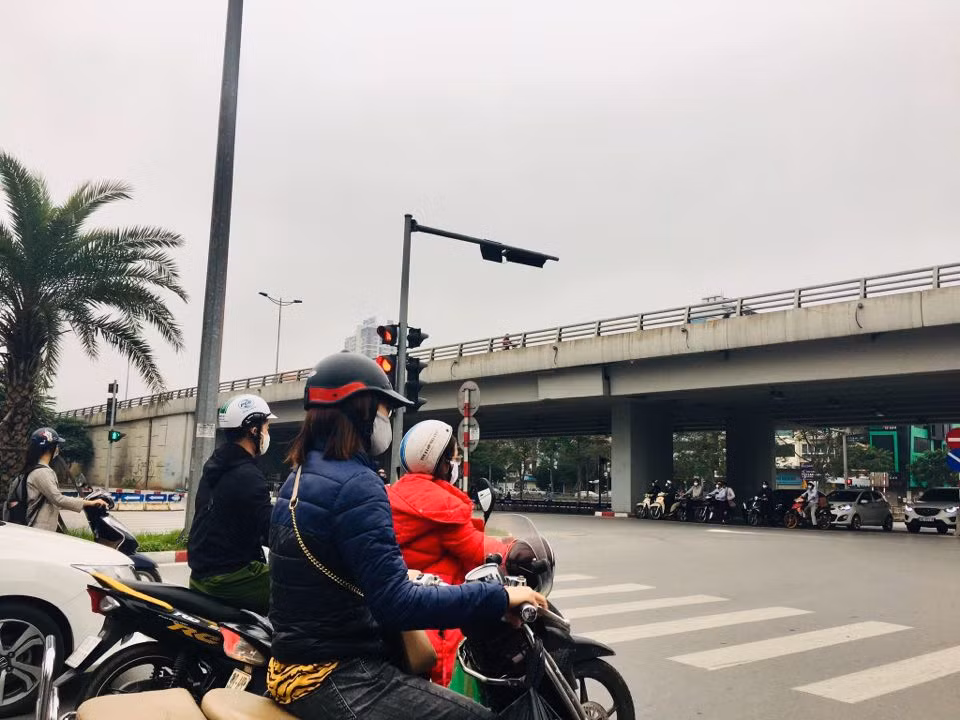 Do thời tiết se lạnh nên nhiều người phải mặc thêm áo rét khi ra đường.