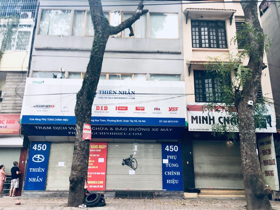 Tại phố Hoàng Hoa Thám (Quận Tây Hồ, Hà Nội) cho thấy, các cửa hàng dịch vụ cũng đã đóng của tạm dừng hoạt động.