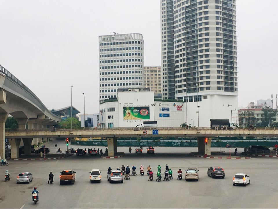 Trên đường Hồ Tùng Mậu giao thông đi lại không còn tấp nập như trước đây