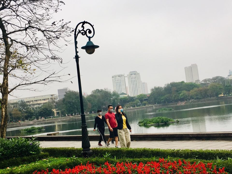 Người dân tập thể dục tại công viên Nghĩa Đô đều đeo khẩu trang để phòng dịch COVID-19.