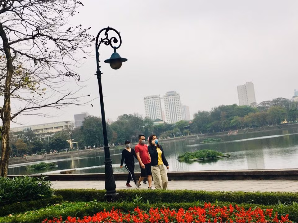 Người dân tập thể dục tại công viên Nghĩa Đô đều đeo khẩu trang để phòng dịch COVID-19.