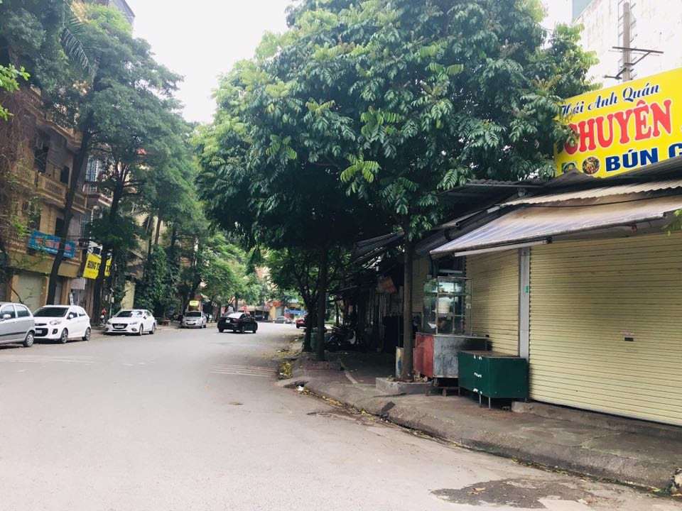 Tất cả quán ăn, cà phê đều đóng cửa.