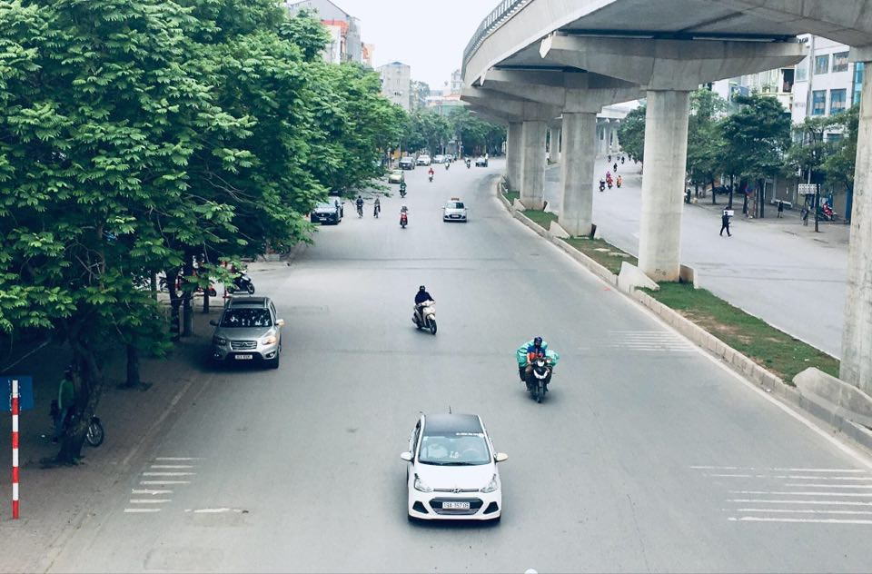 Ghi nhận của PV Kiến Thức, tại các tuyến đường, tuyến phố trong khu vực TP Hà Nội cho thấy quán bar, karaoke, cà phê, nhà hàng, tập gym… đã tạm dừng hoạt động. Do đó, lượng người ra đường giảm khiến đường đường phố Hà Nội trở nên vắng vẻ.