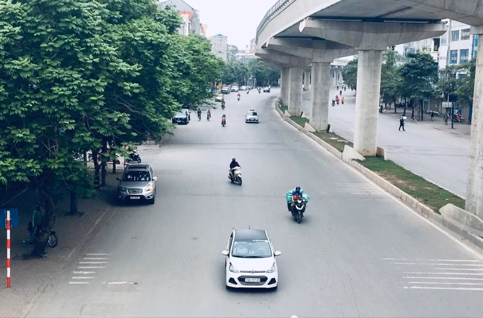 Ghi nhận của PV Kiến Thức, tại các tuyến đường, tuyến phố trong khu vực TP Hà Nội cho thấy quán bar, karaoke, cà phê, nhà hàng, tập gym… đã tạm dừng hoạt động. Do đó, lượng người ra đường giảm khiến đường đường phố Hà Nội trở nên vắng vẻ.