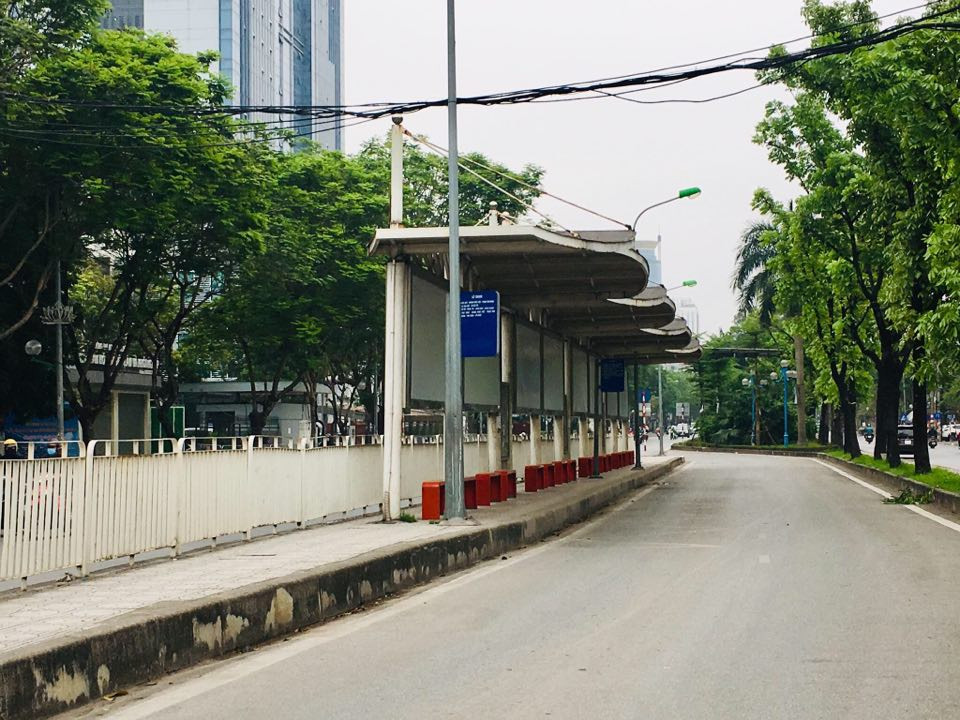 Lượng phương tiện giao thông di chuyển qua đây cũng giảm nhiều so với trước. Trước đó, Sở Giao thông vận tải Hà Nội cho ngường hoạt động xe buýt từ 0h ngày 28/3 đến hết ngày 15/4.