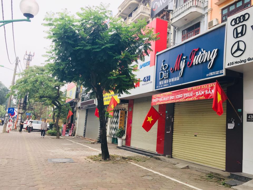 Ghi nhận tại được Hoàng Quốc Việt (Quận Cầu Giấy, Hà Nội) cho thấy, tất cả các cơ sở kinh doanh tại đây đều đã đóng cửa tạm dừng bán hàng.