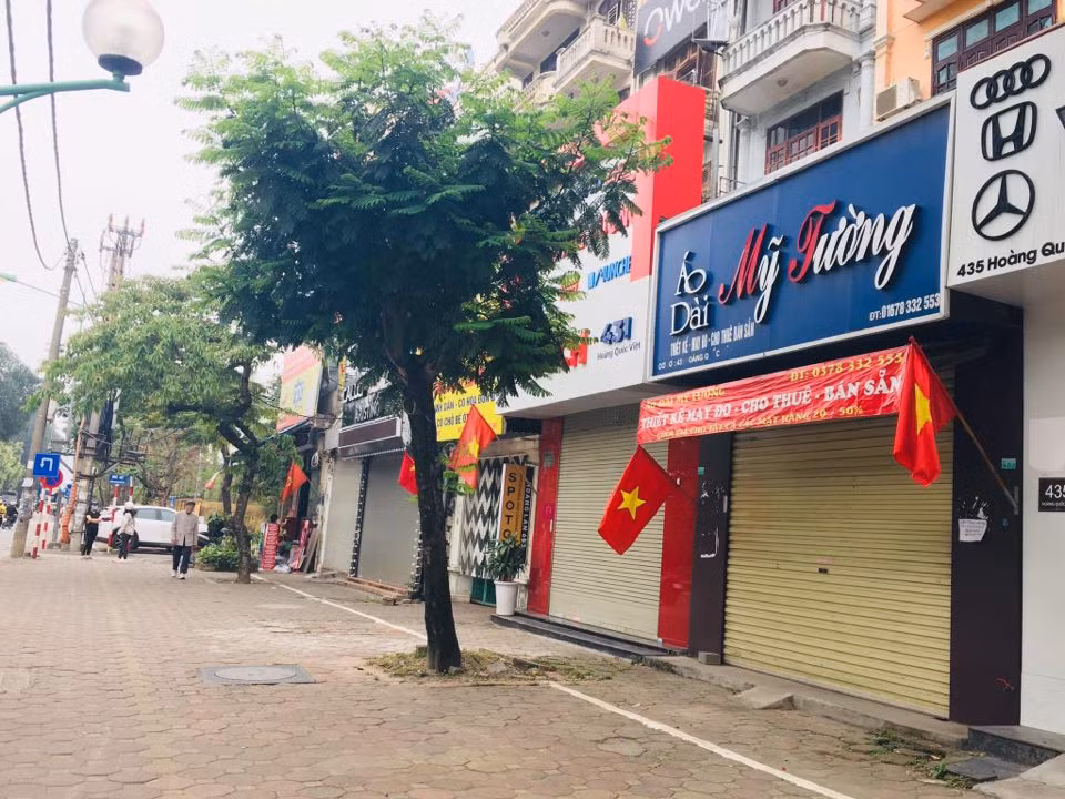 Ghi nhận tại được Hoàng Quốc Việt (Quận Cầu Giấy, Hà Nội) cho thấy, tất cả các cơ sở kinh doanh tại đây đều đã đóng cửa tạm dừng bán hàng.