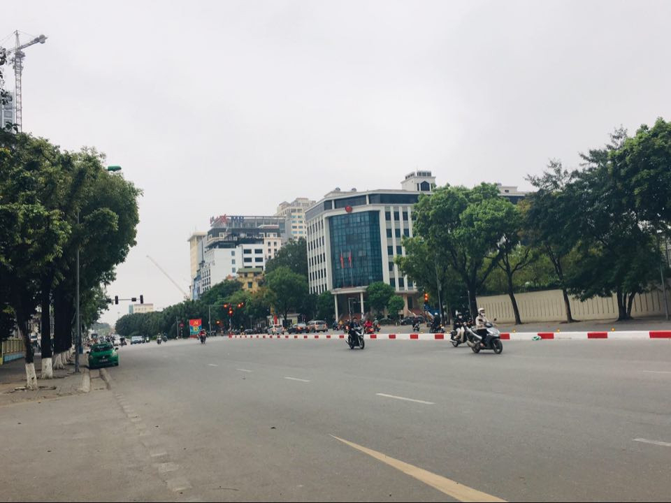 Cũng trong thời gian này, Thủ tướng Nguyễn Xuân Phúc ban hành chỉ thị yêu cầu quyết liệt thực hiện đợt cao điểm phòng chống dịch COVID-19 với các biện pháp mạnh.Thủ tướng yêu cầu chủ tịch UBND cấp tỉnh chỉ đạo áp dụng biện pháp hạn chế tụ tập đông người từ 0h ngày 28/3 đến hết ngày 15/4