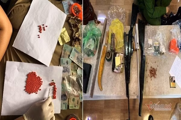 Qua khám xét, lực lượng chức năng phát hiện 1 túi nilon bên trong có chứa chất bột màu trắng được đối tượng khai nhận là heroin, thu giữ két sắt tại phòng ngủ của Nam tìm thấy thêm 218 viên nén hình tròn dạng thuốc tân dược màu hồng. Theo khai nhận của đối tượng, đây là ma túy dạng hồng phiến cùng số tiền hơn 81 triệu đồng. (Ảnh: Vietnamnet)