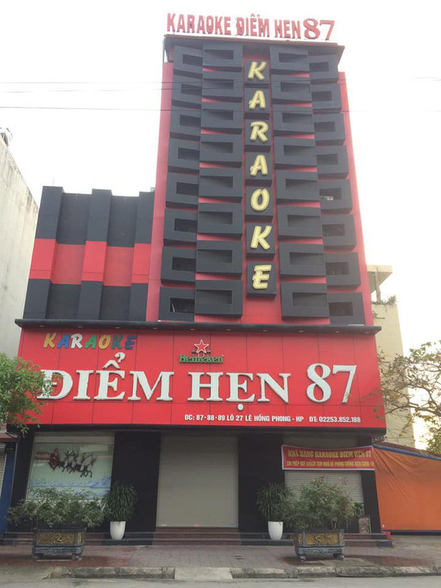 Tại thời điểm kiểm tra, lực lượng chức năng đã phát hiện có 3 phòng đang có khách hát với 21 khách và 1 chỉnh nhạc. Trong đó, 6 người không xuất trình được giấy tờ tùy thân và 4 nhân viên nữ của cơ sở không có hợp đồng lao động. (Ảnh: Giadinh.net)