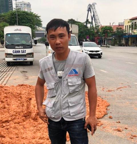  Quang Ninh: Phạt một người đàn ông không đeo khẩu trang nơi công cộng: Ngày 30/3, UBND phường Bãi Cháy, tỉnh Quảng Ninh cho biết, phường đã ra quyết định xử phạt anh Vũ Thường Lạng (SN 1986, thường trú tại Điền Xá, Nam Trực, Nam Định) do vi phạm không thực hiện biện pháp bảo vệ cá nhân, không đeo khẩu trang nơi công cộng trên địa bàn phường với mức phạt là 200 nghìn đồng. (Ảnh: Anh Vũ Thường Lạng. Nguồn: Nhandan)