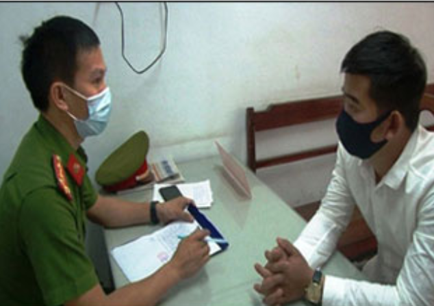  Thừa Thiên Huế xử 2 trường hợp không đeo khẩu trang: Ngày 30/3, UBND phường Phú Hòa, TP Huế, tỉnh Thừa Thiên Huế đã ra quyết định xử phạt vi phạm hành chính với mức phạt 200 nghìn/người đối với chị Nguyễn Thị T.H. (trú tại tỉnh Thừa Thiên Huế, nhân viên một khách sạn tại Huế) và anh Hồ Văn T. (trú xã Phú Mậu, huyện Phú Vang, tỉnh Thừa Thiên Huế, thợ làm nhôm kính). (Ảnh: Nguyễn Văn T. tại cơ quan công an)