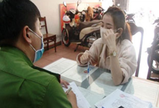 Trước đó, sáng 29/3, H. và T. cùng tới điểm vui chơi tại Công viên Thương Bạc, phường Phú Hòa (phía bắc bờ sông Hương) nhưng không đeo khẩu trang phòng dịch ở nơi công cộng. (Ảnh: Chị Nguyễn Thị T.H. tại cơ quan công an)