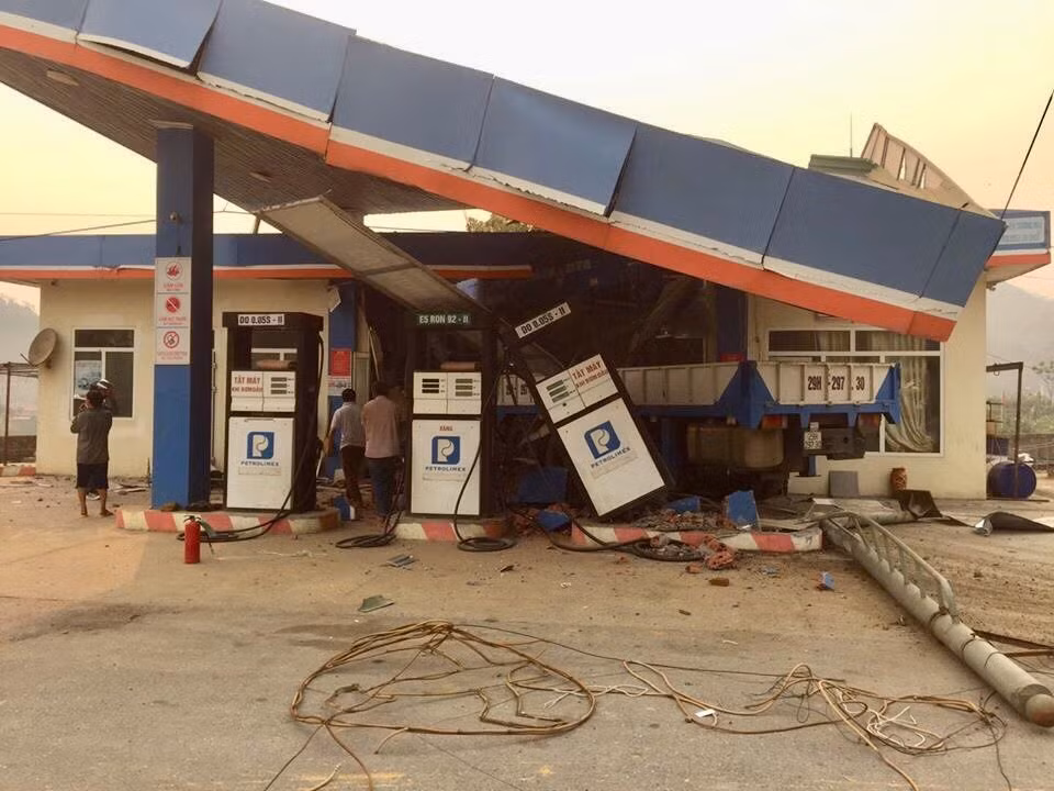 Thông tin ban đầu, khoảng 15h15 ngày 29/3, một chiếc xe tải mang BKS: 29H: 297.30 đang lưu thông trên đường thuộc đoạn xã Sùng Phài, TP Lai Châu, tỉnh Lai Châu bất ngờ xảy ra va chạm với 2 chiếc máy mang BKS: 17B6: 060.04 và 25B1: 055.33.Sau khi va chạm với 2 chiếc xe máy, chiếc xe tải mất kiểm soát đã lao thẳng vào cây xăng dầu bên đường.