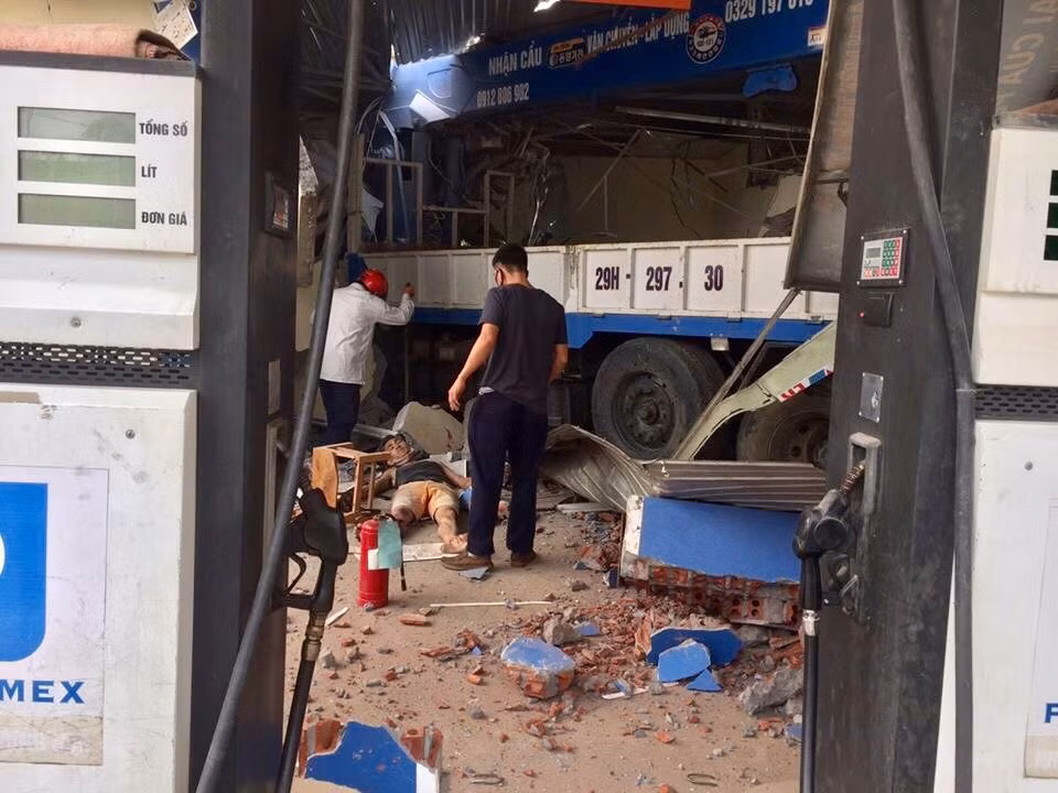 Được biết, thời điểm xảy ra tai nạn trên chiếc xe tải có 3 người.
