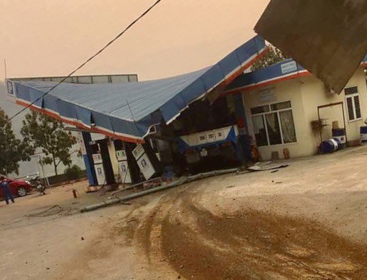 Xe tai va cham 2 xe may, lao vao cay xang lam 5 nguoi thuong vong