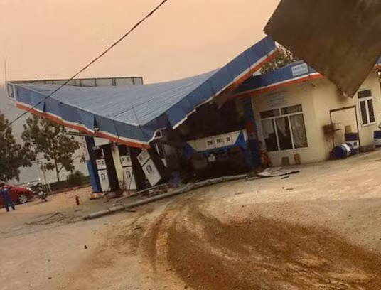 Xe tai va cham 2 xe may, lao vao cay xang lam 5 nguoi thuong vong