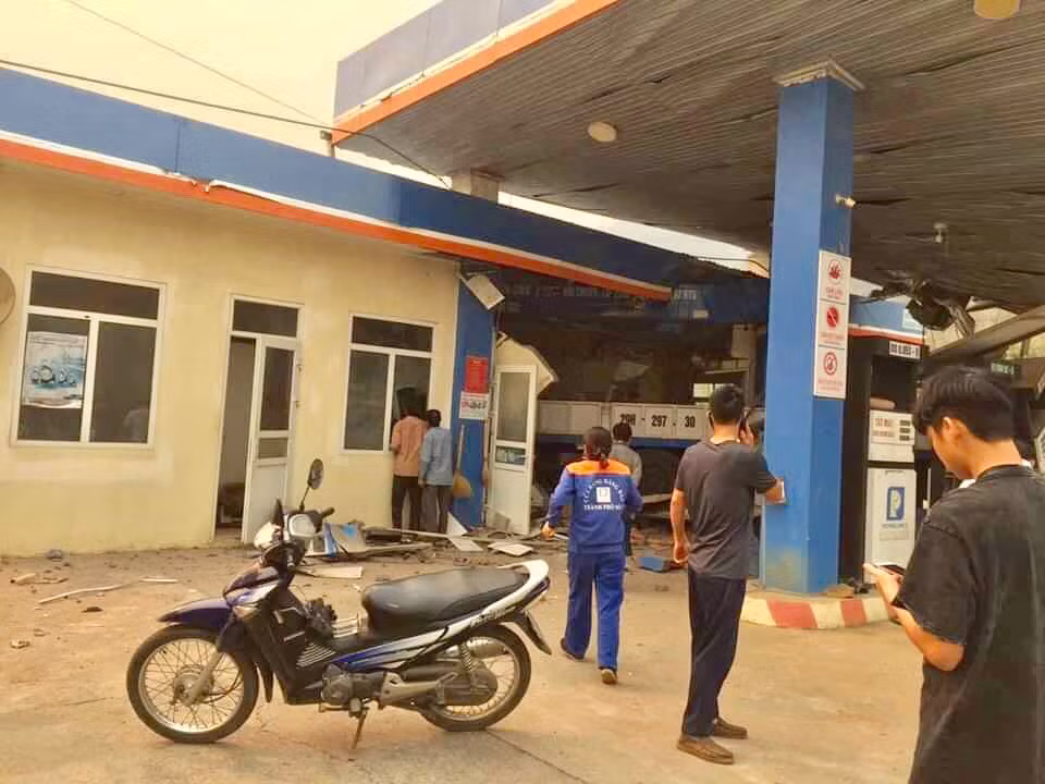 Hiện, nguyên nhân xảy ra vụ tai nạn giao thông khiến 5 người bị đang được cơ quan chức năng điều tra, làm rõ. 70% nguyên nhân tai nạn giao thông do rượu, bia. (Nguồn: VTC)