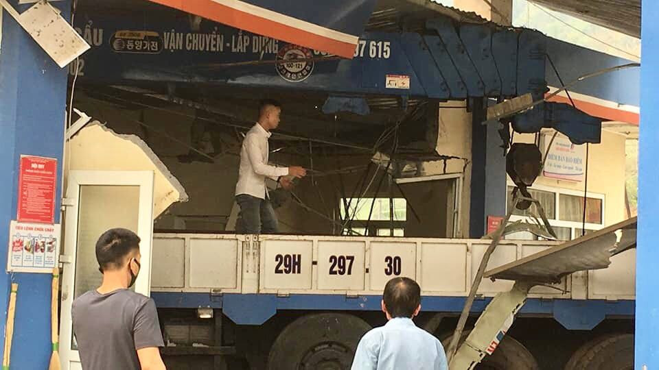 Tại hiện trường chiếc xe tải nằm lọt giữa cây xăng, một phần mái của cây xăng dầu bị đổ sập.