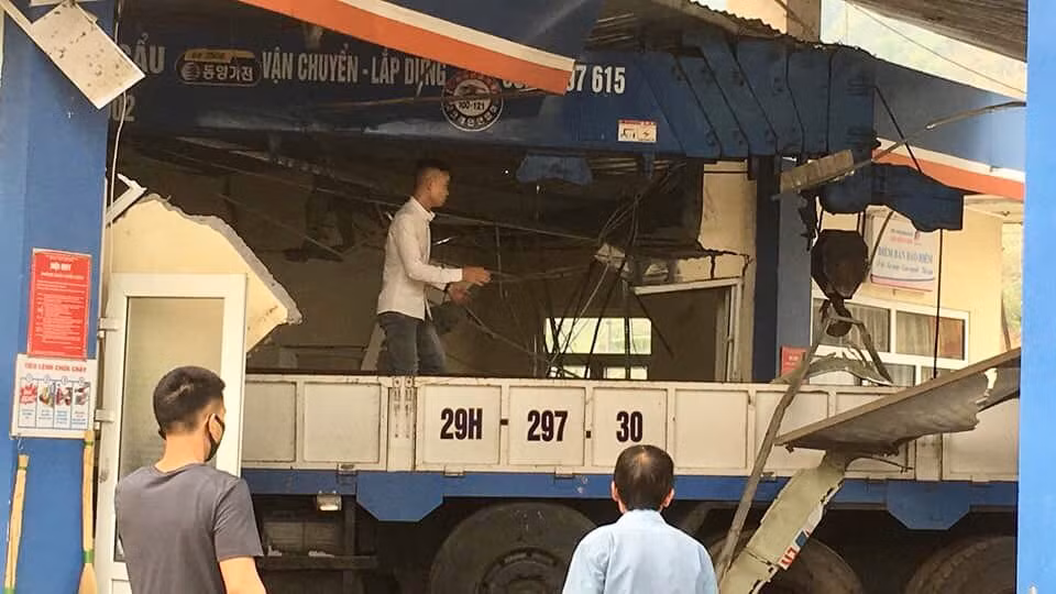 Tại hiện trường chiếc xe tải nằm lọt giữa cây xăng, một phần mái của cây xăng dầu bị đổ sập.