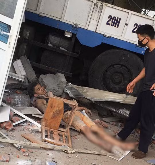 Vụ tai nạn khiến 5 người bị thương, trong đó có 2 người thương nặng phải đi cấp cứu.