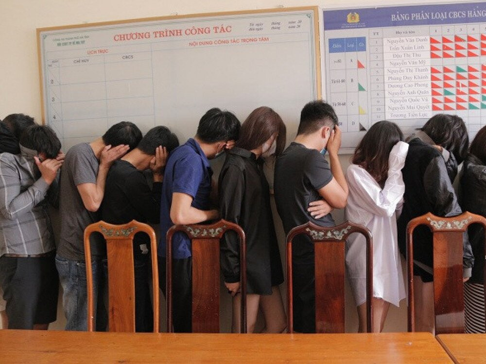 Nam thanh nu tu “vung tien” thue karaoke, khach san thac loan ma tuy-Hinh-3