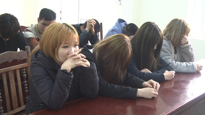  Nhóm nam thanh nữ tú phê ma tuý “bay lắc” trong quán karaoke: Ngày 17/1, tổ công tác công an huyện Phù Cừ, tỉnh Hưng Yên phối hợp với công an thị trấn Trần Cao kiểm tra hành chính quán karaoke ở thôn Cao Xá, thị trấn Trần Cao, huyện Phù Cừ phát hiện tại phòng hát 204 có 8 thanh niên có dấu hiệu sử dụng ma túy.