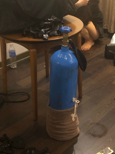 Tại hiện trường, lực lượng chức năng đã thu giữ 1,1389 gam ma túy tổng hợp, 1 bình khí N2O loại 0,5kg, một số vỏ bóng cười, 1 bộ dụng cụ sử dụng ma túy, 1 đĩa sứ, 1 ống hút, 1 bật lửa cùng 1 bộ loa và đèn nháy. Được biết, trong số đối tượng trên, có một số là sinh viên đang theo học các trường đại học, cao đẳng ở các tỉnh thành khác về quê nghỉ Tết. (Ảnh: Nguoiduatin)