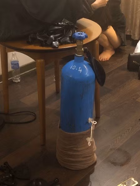 Tại hiện trường, lực lượng chức năng đã thu giữ 1,1389 gam ma túy tổng hợp, 1 bình khí N2O loại 0,5kg, một số vỏ bóng cười, 1 bộ dụng cụ sử dụng ma túy, 1 đĩa sứ, 1 ống hút, 1 bật lửa cùng 1 bộ loa và đèn nháy. Được biết, trong số đối tượng trên, có một số là sinh viên đang theo học các trường đại học, cao đẳng ở các tỉnh thành khác về quê nghỉ Tết. (Ảnh: Nguoiduatin)