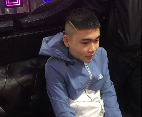 Quá trình kiểm tra, tổ công tác phát hiện tại túi quần của Đặng Ngọc Chiến (SN 2002, trú tại xã Tam Đa, huyện Phù Cừ) có 4 viên nén màu xám bạc, nghi là ma túy tổng hợp, kết quả kiểm tra nhanh cho thấy có 6/8 đối tượng dương tính với ma túy. Nhóm đối tượng này đã bị cơ quan chức năng xử lý theo quy định của pháp luật. (Đối tượng Đặng Ngọc Chiến)