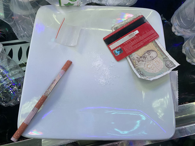 Qua kiểm tra, PC04 phát hiện 37/42 người có mặt tại quán dương tính với ma túy, trong đó có 1 người ở tuổi vị thành niên. (Ảnh: Thanhnien)