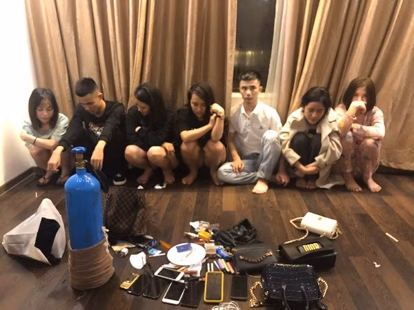  Sinh viên về nghỉ Tết lên khách sạn tổ chức chơi ma túy tập thể: Ngày 9/1, công an TP Hà Tĩnh đã bắt quả tang 7 đối tượng đang có hành vi tàng trữ, tổ chức sử dụng trái phép chất ma túy tại một khách sạn trên địa bàn. (Ảnh: Nguoiduatin)