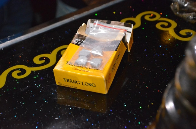 Qua kiểm tra nhanh mẫu nước tiểu, lực lượng chức năng phát hiện có 5/6 người dương tính với chất ma túy, thu giữ tại hiện trường 4 viên nén được đối tượng khai nhận là thuốc lắc mua rồi mang vào phòng hát để cho những người còn lại cùng sử dụng. (Ảnh: Cand)