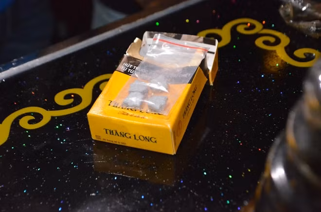 Qua kiểm tra nhanh mẫu nước tiểu, lực lượng chức năng phát hiện có 5/6 người dương tính với chất ma túy, thu giữ tại hiện trường 4 viên nén được đối tượng khai nhận là thuốc lắc mua rồi mang vào phòng hát để cho những người còn lại cùng sử dụng. (Ảnh: Cand)