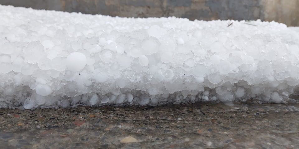 Lấp hạt đá tụ lại trên đường dày khoảng vài cm.