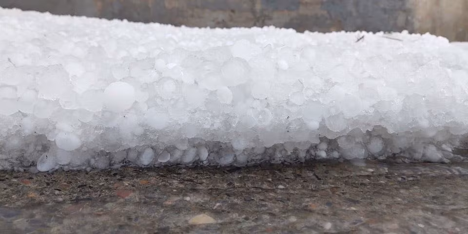 Lấp hạt đá tụ lại trên đường dày khoảng vài cm.