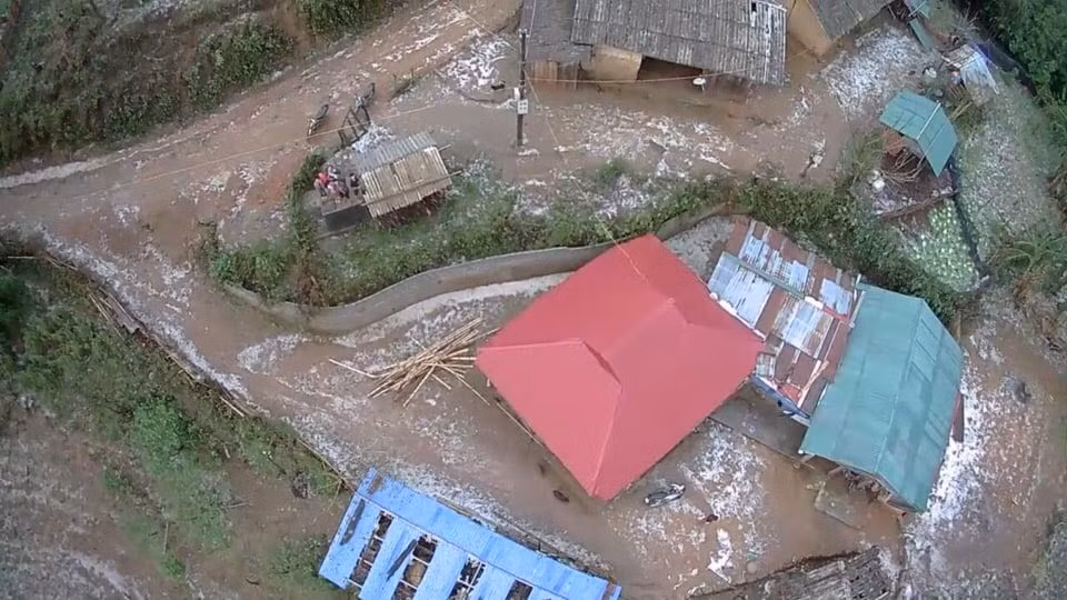 “Khoảng 9h sáng nay thì bắt đầu mưa nhỏ sau đó xuất hiện mưa đá, trận mưa kéo dài khoảng 30 phút. Mưa đá không kèm theo gió, tuy nhiên do viên đá to nên những ngôi nhà lợp mái bằng ngói, fibro xi măng bị hư hỏng nặng, còn hoa màu thì chưa thống kê được thiệt hại bao nhiêu”, ông Long nói.