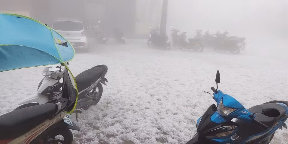 Trận mưa đá bất ngờ khiến nhiều người phải vào trong nhà để trú.