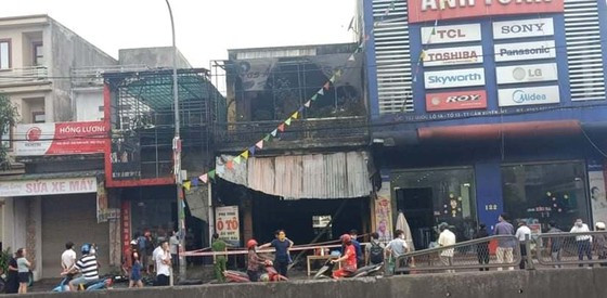 Chính quyền huyện Cẩm Xuyên phối hợp với Phòng Cảnh sát Phòng cháy chữa cháy và cứu nạn cứu hộ Công an Hà Tĩnh điều động 5 xe chữa cháy cùng hàng chục cán bộ, chiến sĩ tới dập lửa. (Ảnh: Sggp)