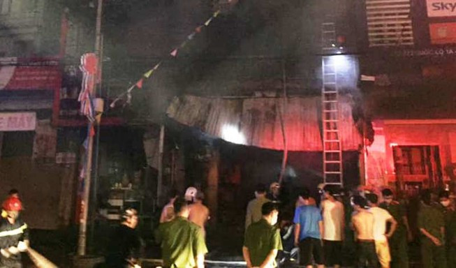 Sáng 28/3, trao đổi với PV Kiến Thức, ông Hoàng Văn Chương - Chủ tịch UBND thị trấn Cẩm Xuyên, huyện Cẩm Xuyên, tỉnh Hà Tĩnh cho biết, vào rạng sáng cùng ngày trên địa bàn đã xảy ra một vụ cháy nghiêm trọng khiến 2 người tử vong. (Ảnh: Plo)