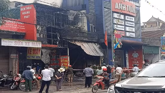 Tuy nhiên, do cửa hàng sửa chữa, làm lốp, kinh doanh thiết bị ô tô này có nhiều vật dụng dễ cháy, như săm lốp, bình ắc quy, đồ nhựa... làm ngọn lửa lan nhanh và bao trùm lớn gây khó khăn cho công tác dập lửa. (Ảnh: Congly)