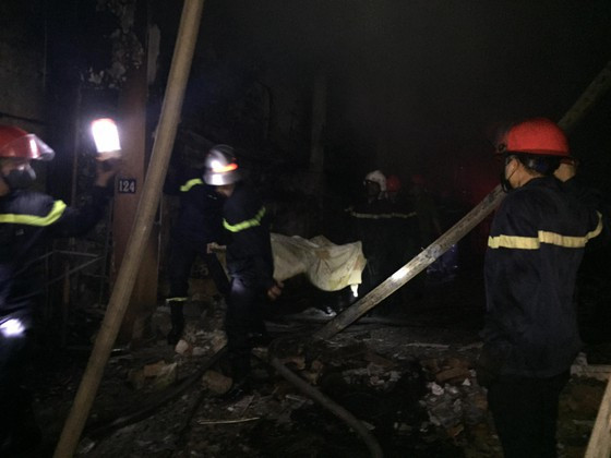 Sau khi phát hiện đám cháy tại cửa hàng kinh doanh ô tô kèm theo cột khói bốc lên nghi ngút, người dân đã nhanh chóng đến hiện trường tổ chức ứng cứu và báo sự việc lên cơ quan chức năng. (Ảnh: Danviet)