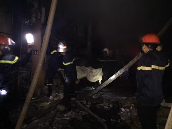 Sau khi phát hiện đám cháy tại cửa hàng kinh doanh ô tô kèm theo cột khói bốc lên nghi ngút, người dân đã nhanh chóng đến hiện trường tổ chức ứng cứu và báo sự việc lên cơ quan chức năng. (Ảnh: Danviet)