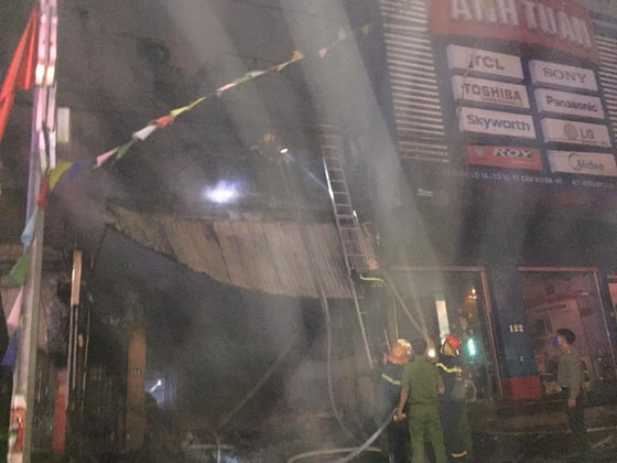 …ngọn lửa bắt nguồn từ khu vực tầng 1 của cửa hàng rồi lan nhanh lên tầng 2 của cửa hàng. (Ảnh: Plo)